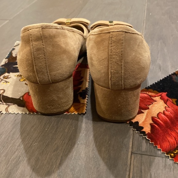 Michael Kors Women's Kiera Flex Mid Suede Pump Size 9 Beige w Bows - Picture 5 of 7